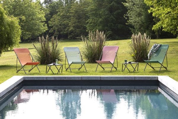 Maxi tumbonas junto a la piscina, Pistil | Lafuma Mobilier