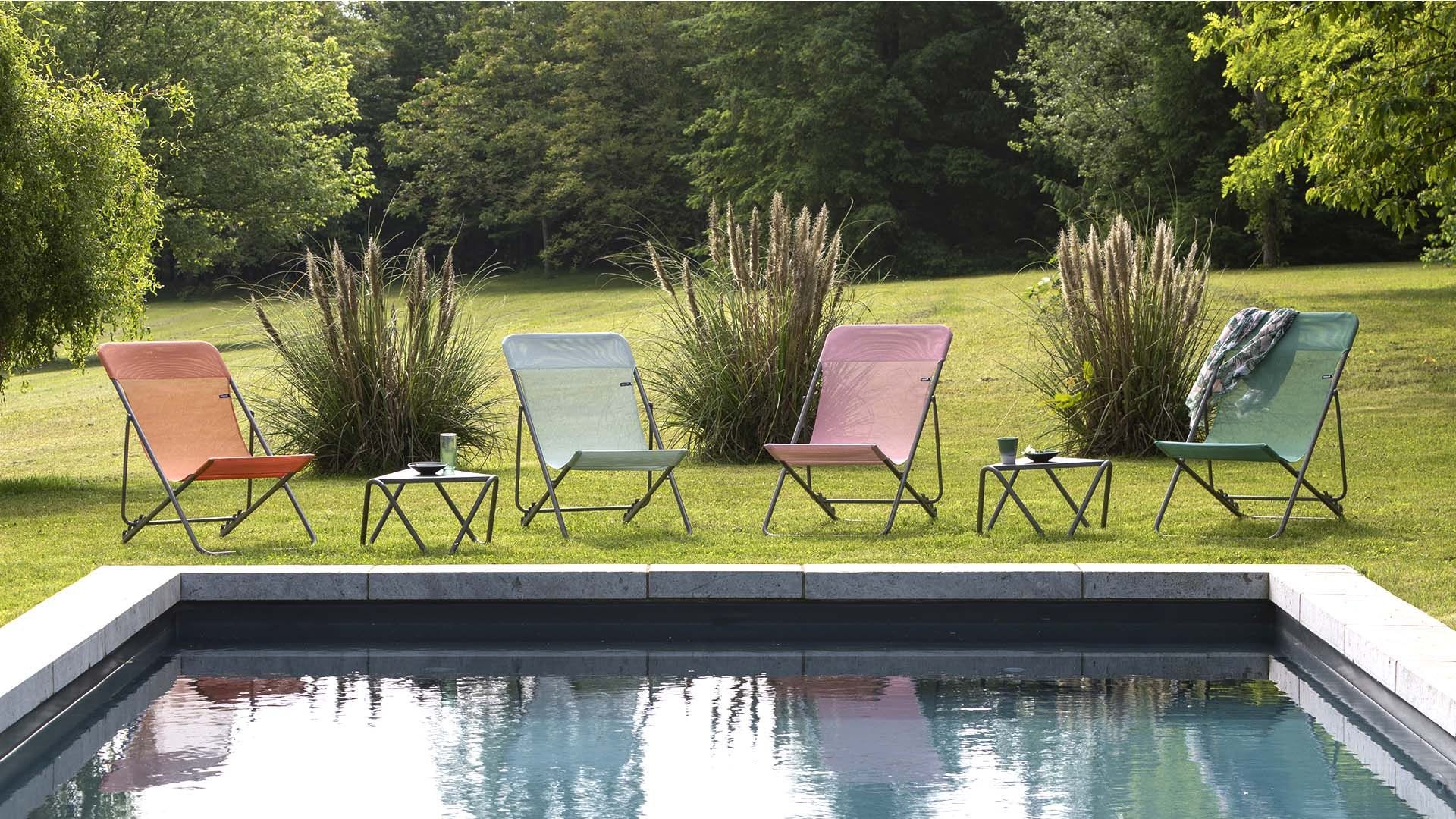 Maxi tumbonas junto a la piscina, Pistil | Lafuma Mobilier